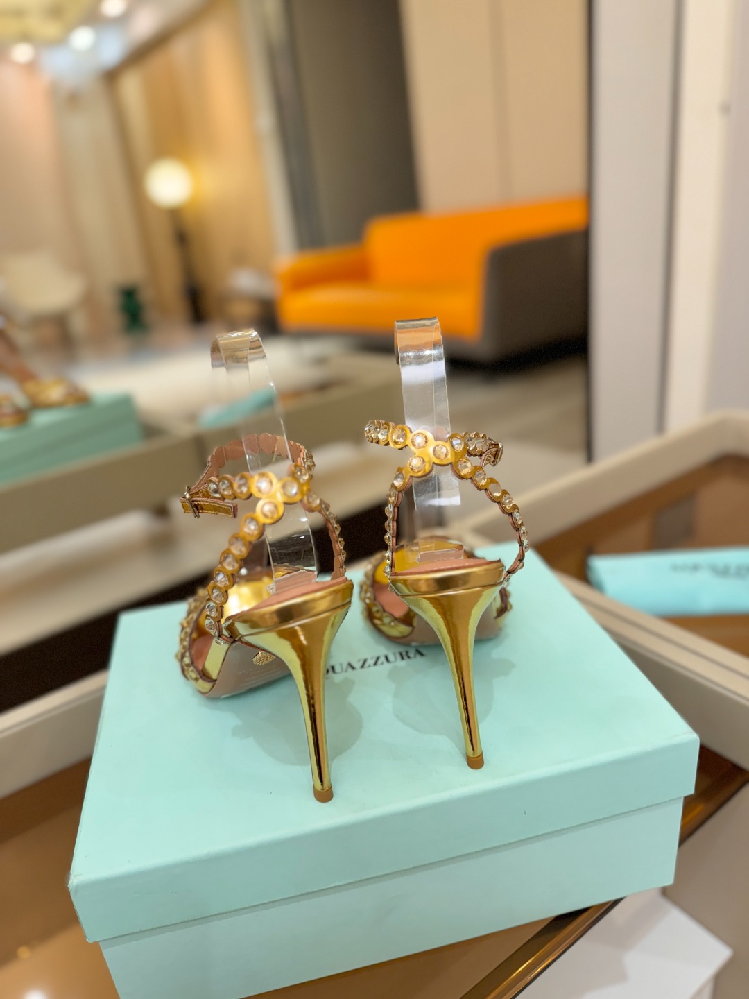 Aquazzura   菠萝   𝐒𝐒  𝐧𝐞𝐰春夏新品高跟凉鞋。满满的钻，超闪 🌸((☀️⥎☀️))🌸