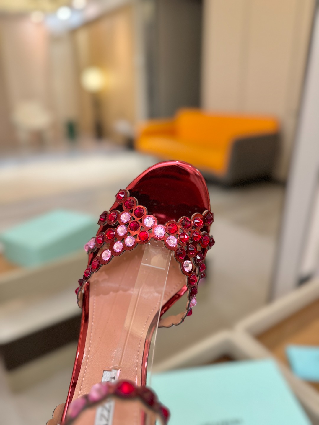 Aquazzura   菠萝   𝐒𝐒  𝐧𝐞𝐰春夏新品高跟凉鞋。满满的钻，超闪 🌸((☀️⥎☀️))🌸