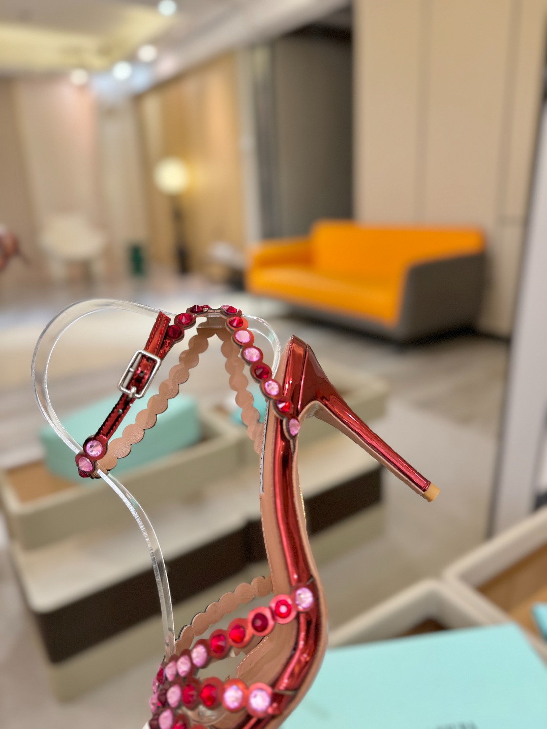 Aquazzura   菠萝   𝐒𝐒  𝐧𝐞𝐰春夏新品高跟凉鞋。满满的钻，超闪 🌸((☀️⥎☀️))🌸