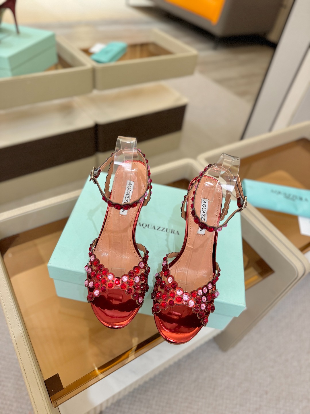Aquazzura   菠萝   𝐒𝐒  𝐧𝐞𝐰春夏新品高跟凉鞋。满满的钻，超闪 🌸((☀️⥎☀️))🌸