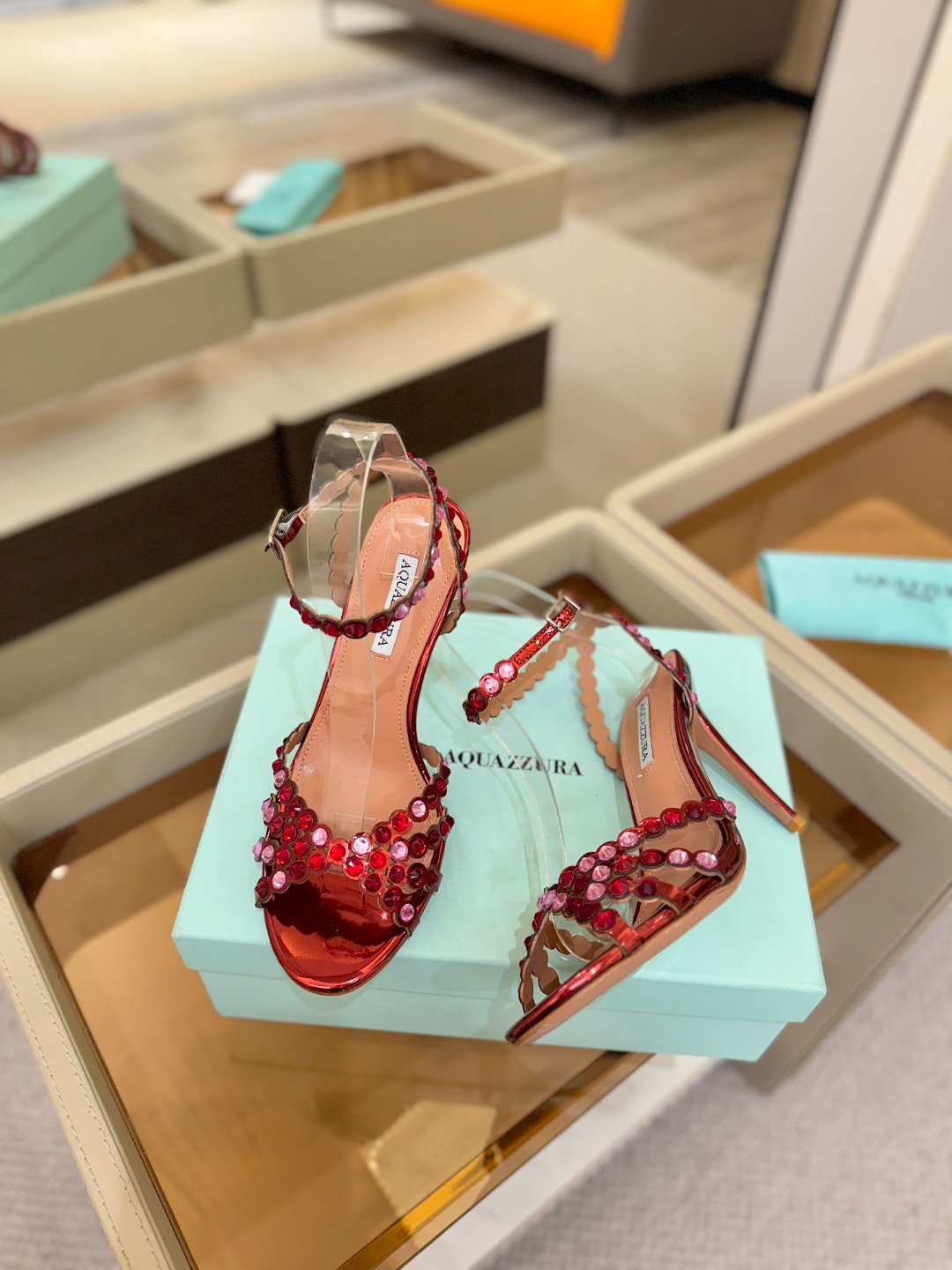 Aquazzura   菠萝   𝐒𝐒  𝐧𝐞𝐰春夏新品高跟凉鞋。满满的钻，超闪 🌸((☀️⥎☀️))🌸