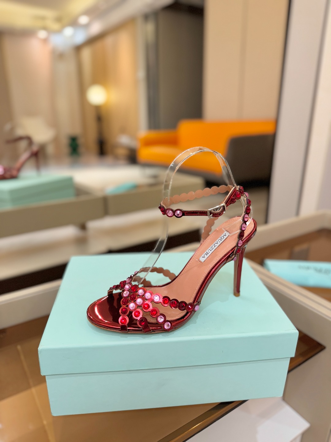 NO:869553,Price Aquazzura pineapple new spring and summer high-heeled sandals. Full of diamonds, super shiny (())(()) A must-have for exquisite women, they are so sexy!  A super classy one. (()) Elasticated feet, one-word ankle strap high heels, simple and unique shape, tall shoe body curvature, and can elongate the calf at the same time. Worth recommending Go Material Hot rhinestones on the upper Foot pads Mixed sheepskin Outsole Genuine leather outsole Heel height 10.5cm Size 35-41 (34.42 can be customized), high-heeled sandals, sandals, high heels, sheepskin, Leather soles19860909价格 Aquazzura菠萝  春夏新品高跟凉鞋.满满的钻,超闪 (())(())精致女人必备款太性感了吧！超级显气质的一款. (())松紧套脚一字踝带高跟,简洁别致造型,高挑的鞋身弧度,同时可拉长小腿.值得推荐 Go 材质 鞋面烫钻 垫脚混种羊皮 大底真皮大底 跟高10.5cm 码数35-41（34.42可定做）,高跟鞋凉鞋,sandals,high heels,sheepskin,Leather soles,Women's Shoes