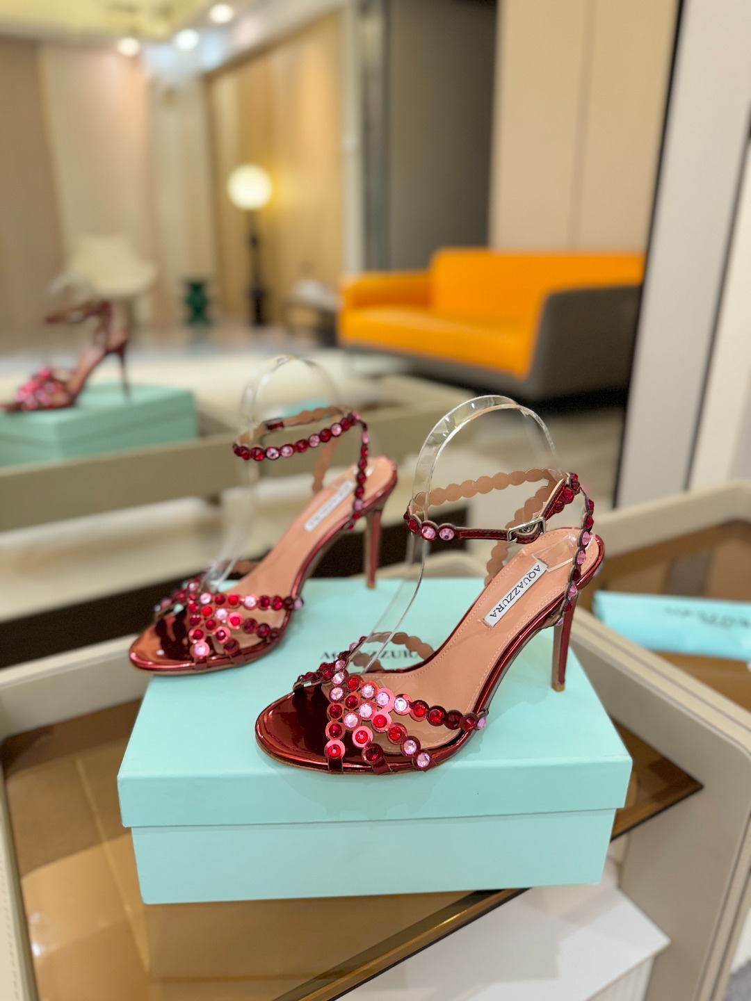 Aquazzura   菠萝   𝐒𝐒  𝐧𝐞𝐰春夏新品高跟凉鞋。满满的钻，超闪 🌸((☀️⥎☀️))🌸
