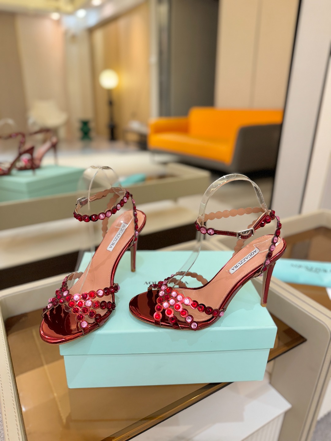 Aquazzura   菠萝   𝐒𝐒  𝐧𝐞𝐰春夏新品高跟凉鞋。满满的钻，超闪 🌸((☀️⥎☀️))🌸