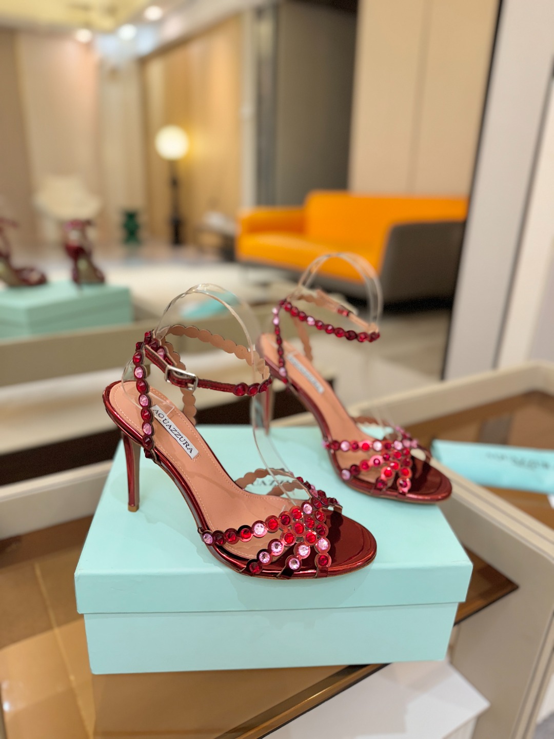 Aquazzura   菠萝   𝐒𝐒  𝐧𝐞𝐰春夏新品高跟凉鞋。满满的钻，超闪 🌸((☀️⥎☀️))🌸