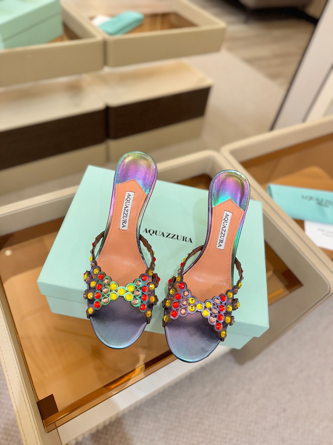 Aquazzura   菠萝    𝐒𝐒  𝐧𝐞𝐰春夏新品高跟半鞋。满满的钻，超闪 🌸((☀️⥎☀️))