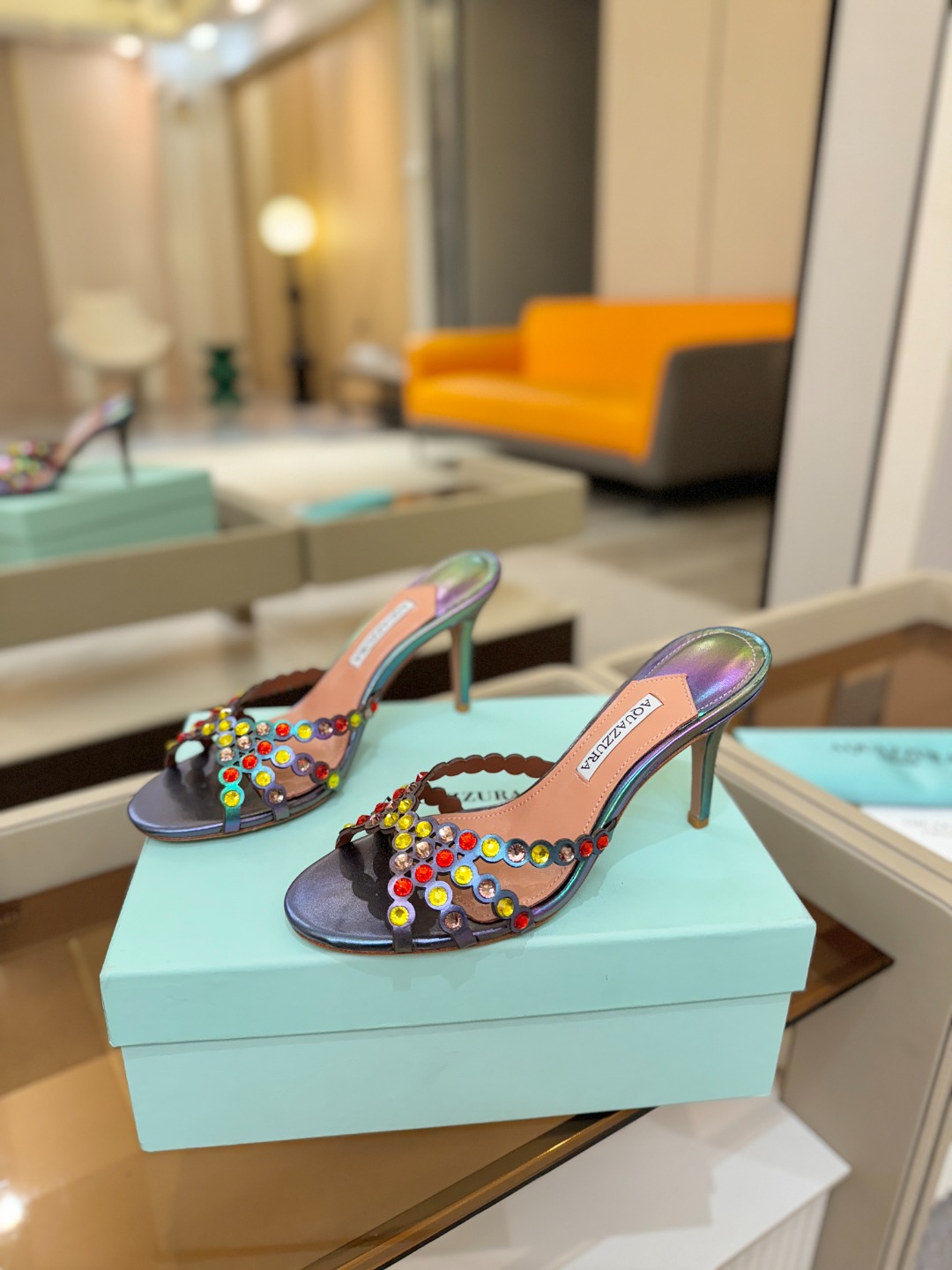 Aquazzura   菠萝    𝐒𝐒  𝐧𝐞𝐰春夏新品高跟半鞋。满满的钻，超闪 🌸((☀️⥎☀️))