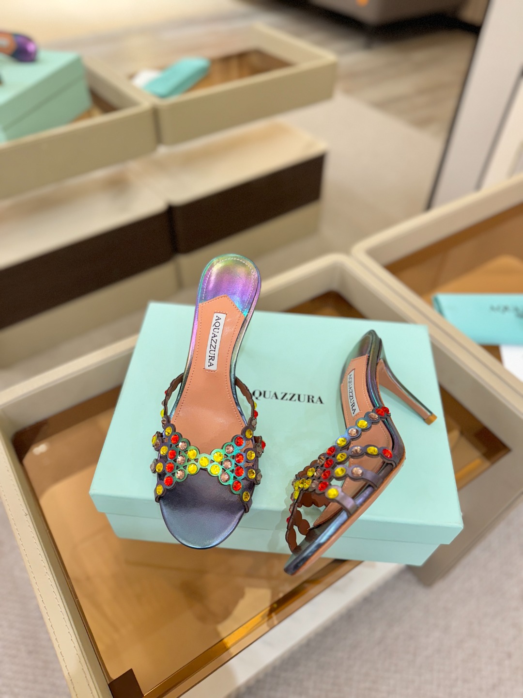 Aquazzura   菠萝    𝐒𝐒  𝐧𝐞𝐰春夏新品高跟半鞋。满满的钻，超闪 🌸((☀️⥎☀️))