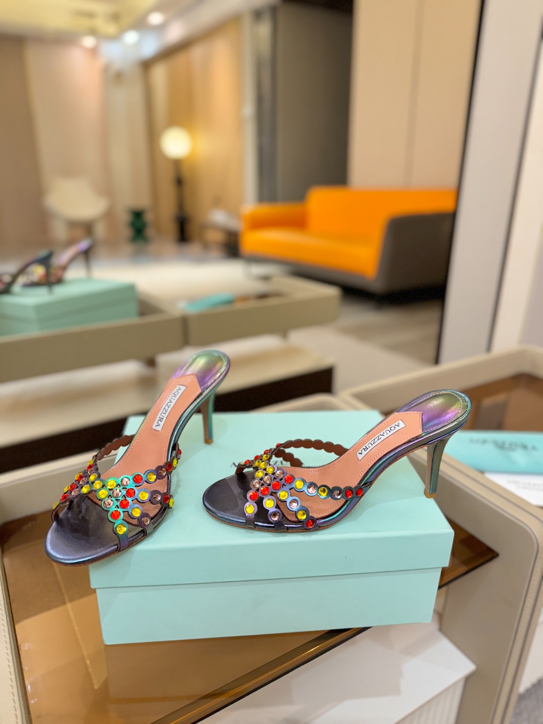 Aquazzura   菠萝    𝐒𝐒  𝐧𝐞𝐰春夏新品高跟半鞋。满满的钻，超闪 🌸((☀️⥎☀️))