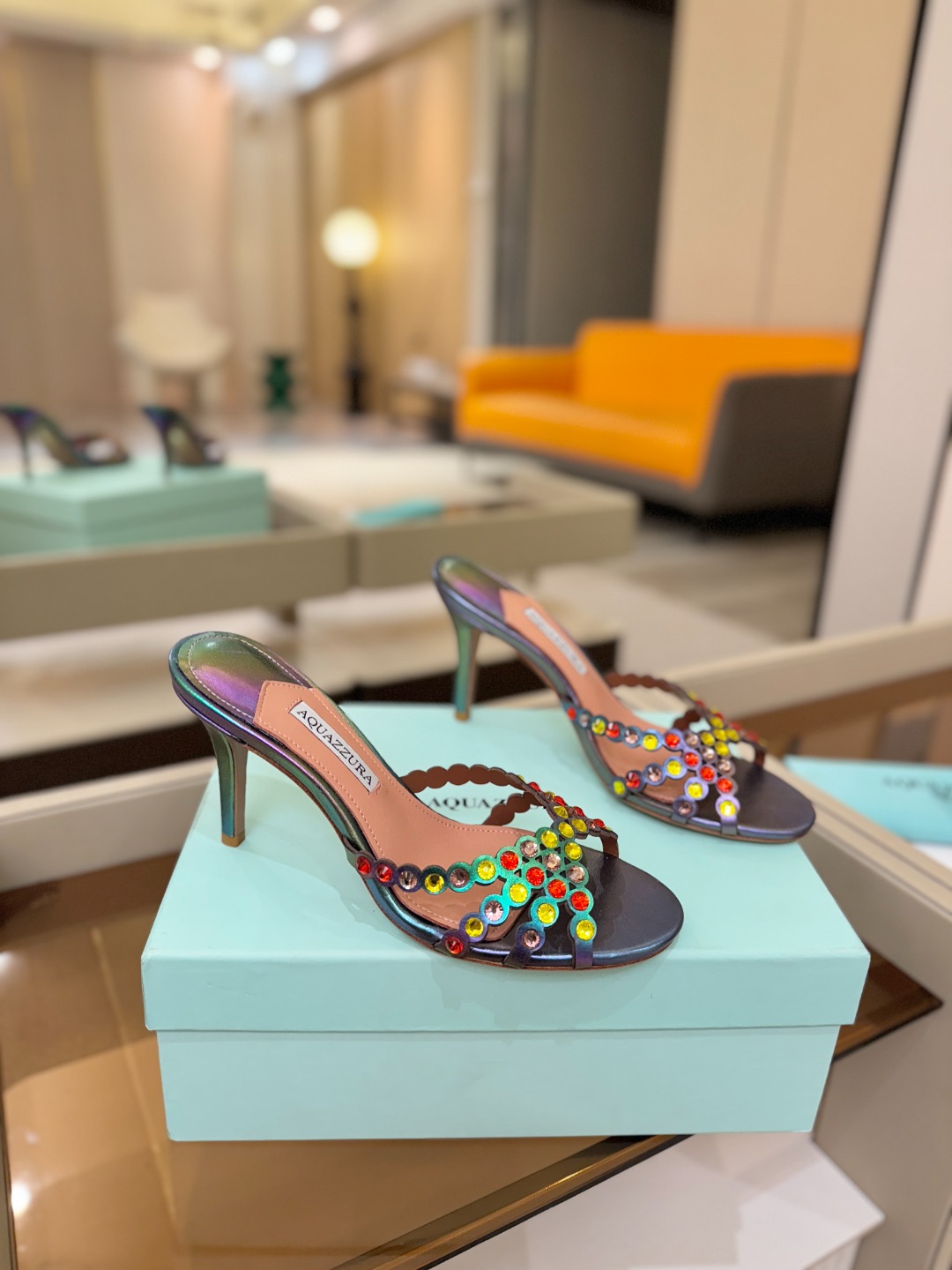 Aquazzura   菠萝    𝐒𝐒  𝐧𝐞𝐰春夏新品高跟半鞋。满满的钻，超闪 🌸((☀️⥎☀️))