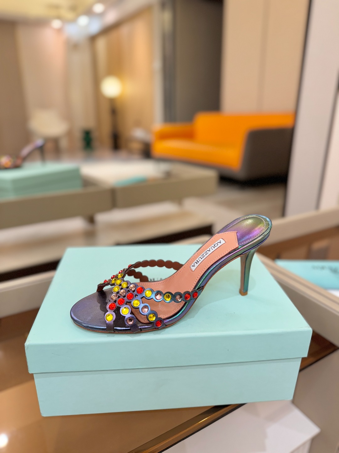 NO:869667,Price Aquazzura pineapple new spring and summer high-heeled half shoes. Full of diamonds, super flashy (())(()) A must-have for exquisite women, they are so sexy!  A super elegant one. (()) Slip-on ankle strap high heel and half drag, simple and unique shape, tall shoe body curvature, and can elongate the calf at the same time. Worth recommending Go material Hot rhinestones on the upper Foot pads Mixed sheepskin Outsole Genuine leather outsole Heel height 8.5cm Size 35-41 (34.41.42 custom-made), high heels and slippers, high heels, slippers, sheepskin, Leather soles19860909价格  Aquazzura菠萝  春夏新品高跟半鞋.满满的钻,超闪 (())(())精致女人必备款太性感了吧！超级显气质的一款. (())套脚一字踝带高跟半拖,简洁别致造型,高挑的鞋身弧度,同时可拉长小腿.值得推荐 Go 材质 鞋面烫钻 垫脚混种羊皮 大底真皮大底 跟高8.5cm 码数35-41（34.41.42定做）,高跟鞋拖鞋,high heels,slippers,sheepskin,Leather soles,Women's Shoes