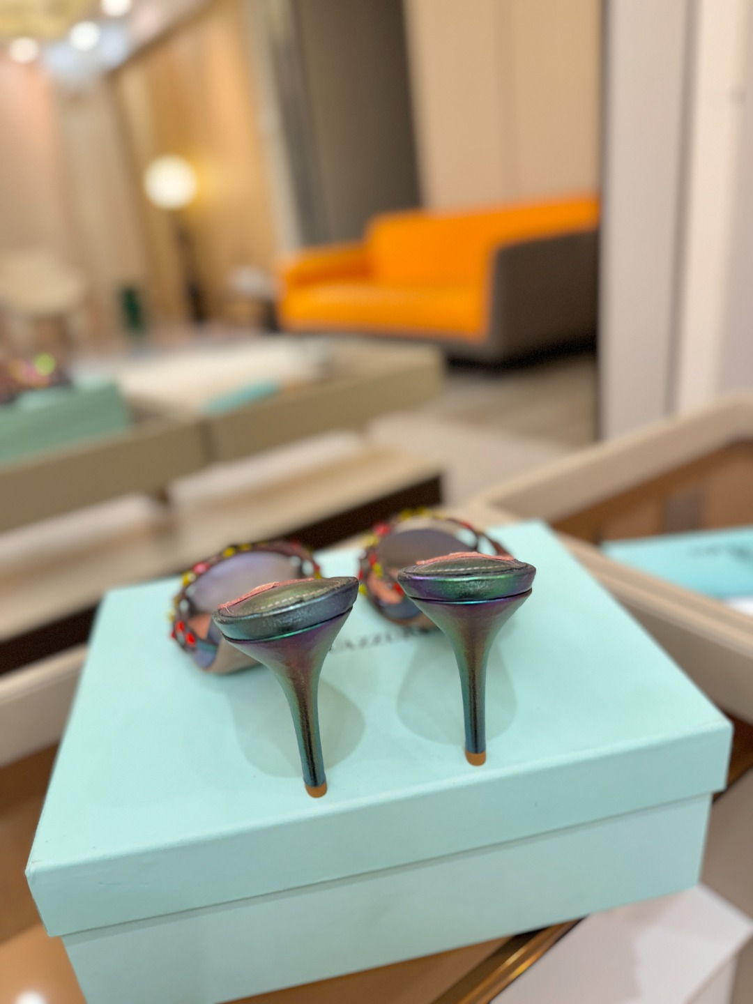 Aquazzura   菠萝    𝐒𝐒  𝐧𝐞𝐰春夏新品高跟半鞋。满满的钻，超闪 🌸((☀️⥎☀️))