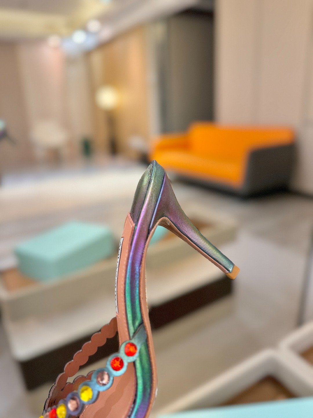 Aquazzura   菠萝    𝐒𝐒  𝐧𝐞𝐰春夏新品高跟半鞋。满满的钻，超闪 🌸((☀️⥎☀️))
