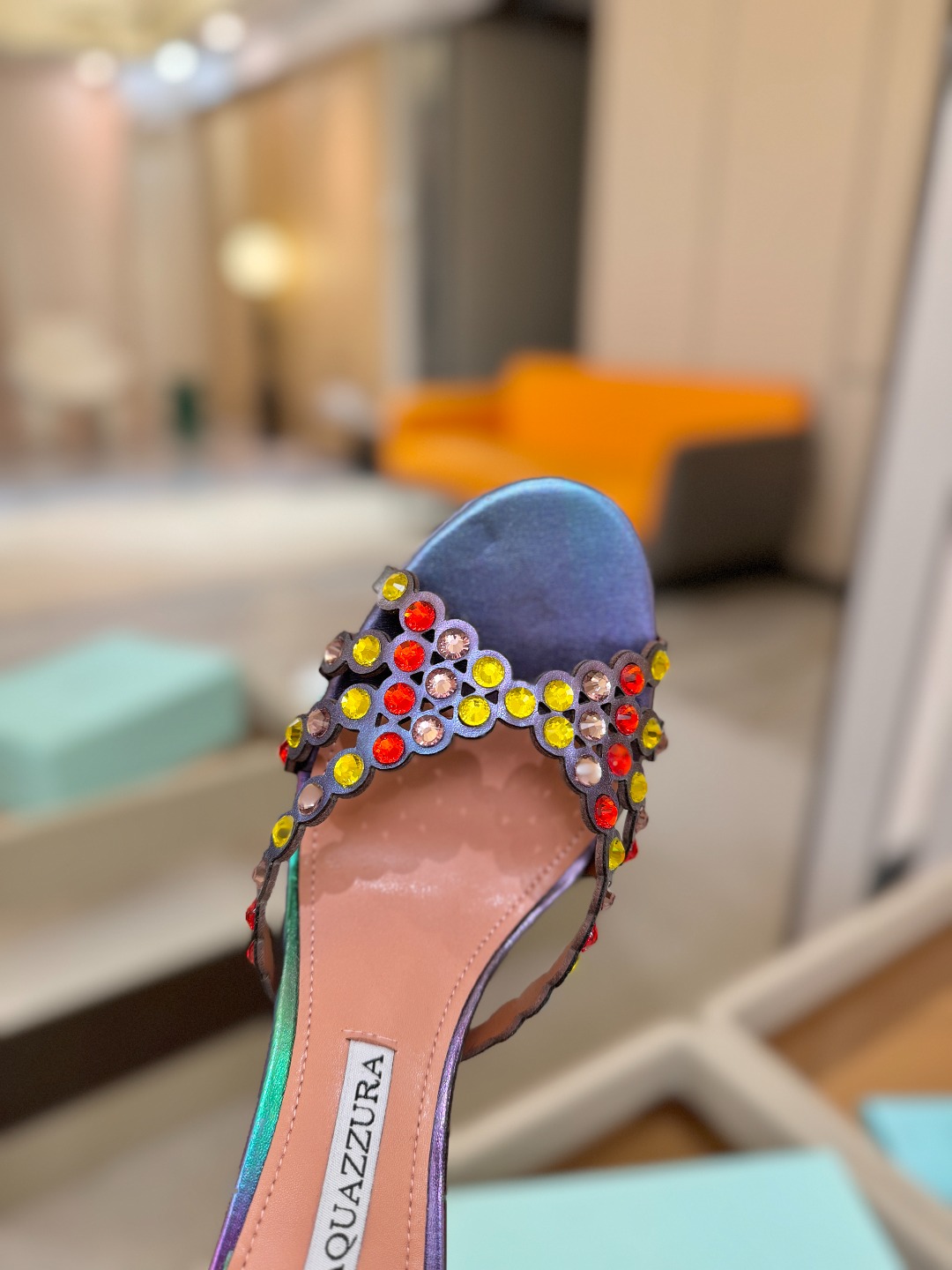 Aquazzura   菠萝    𝐒𝐒  𝐧𝐞𝐰春夏新品高跟半鞋。满满的钻，超闪 🌸((☀️⥎☀️))
