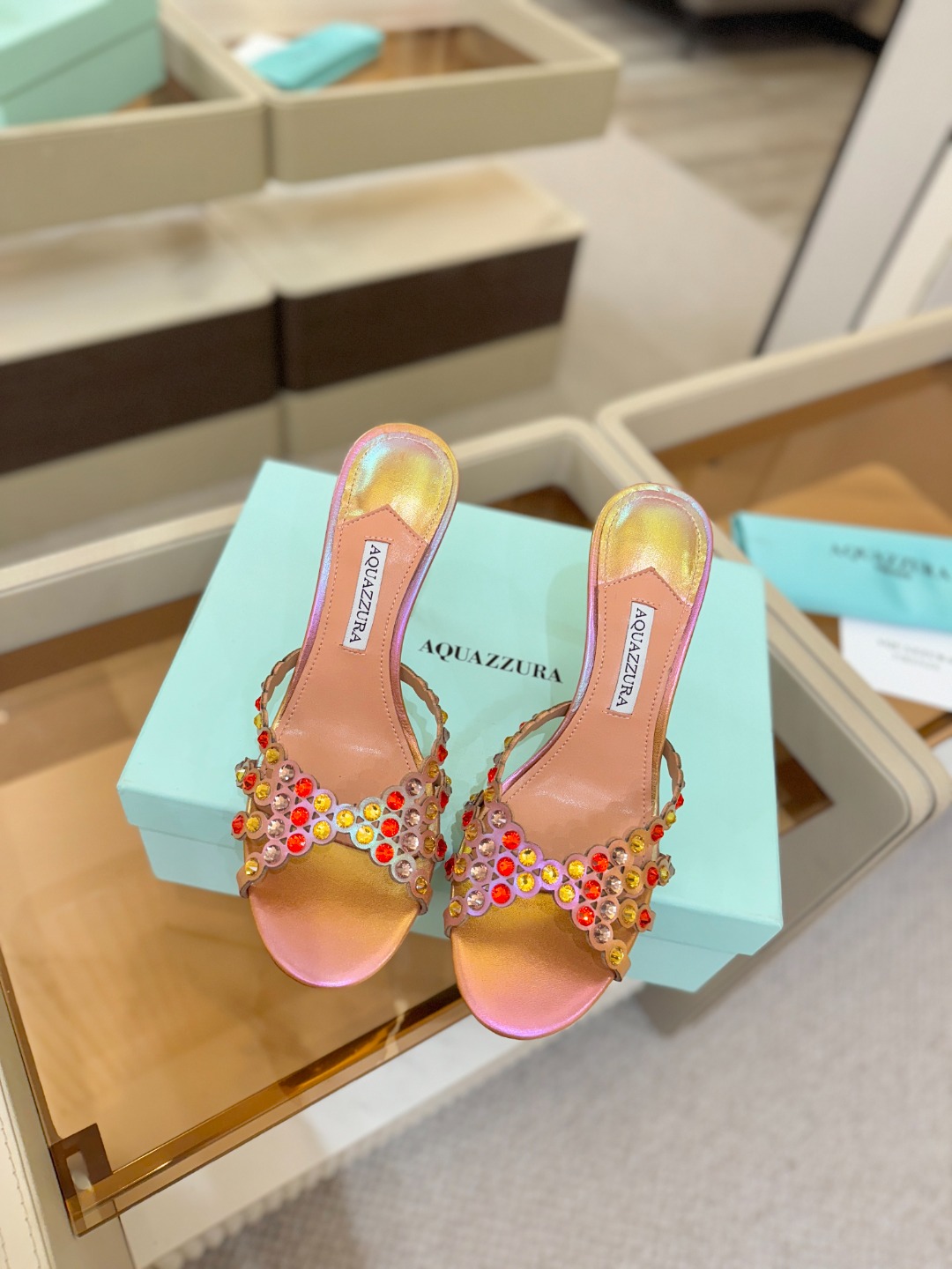 Aquazzura   菠萝   𝐒𝐒  𝐧𝐞𝐰春夏新品高跟半拖。满满的钻，超闪 🌸((☀️⥎☀️))🌸