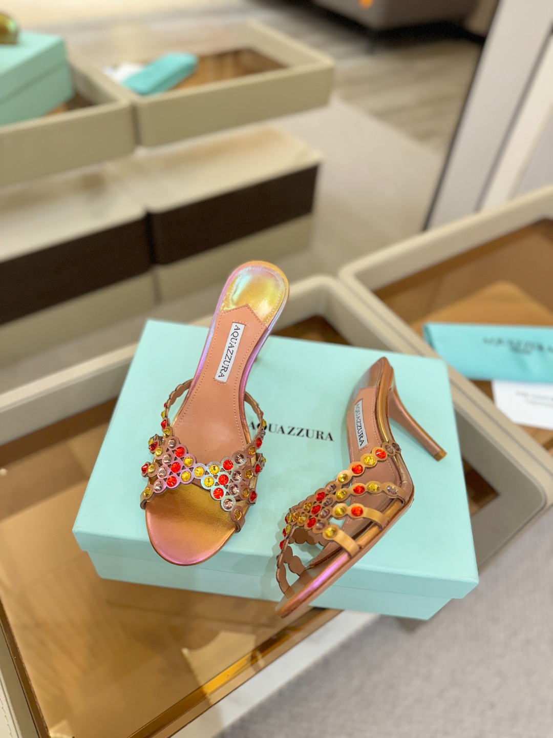 Aquazzura   菠萝   𝐒𝐒  𝐧𝐞𝐰春夏新品高跟半拖。满满的钻，超闪 🌸((☀️⥎☀️))🌸