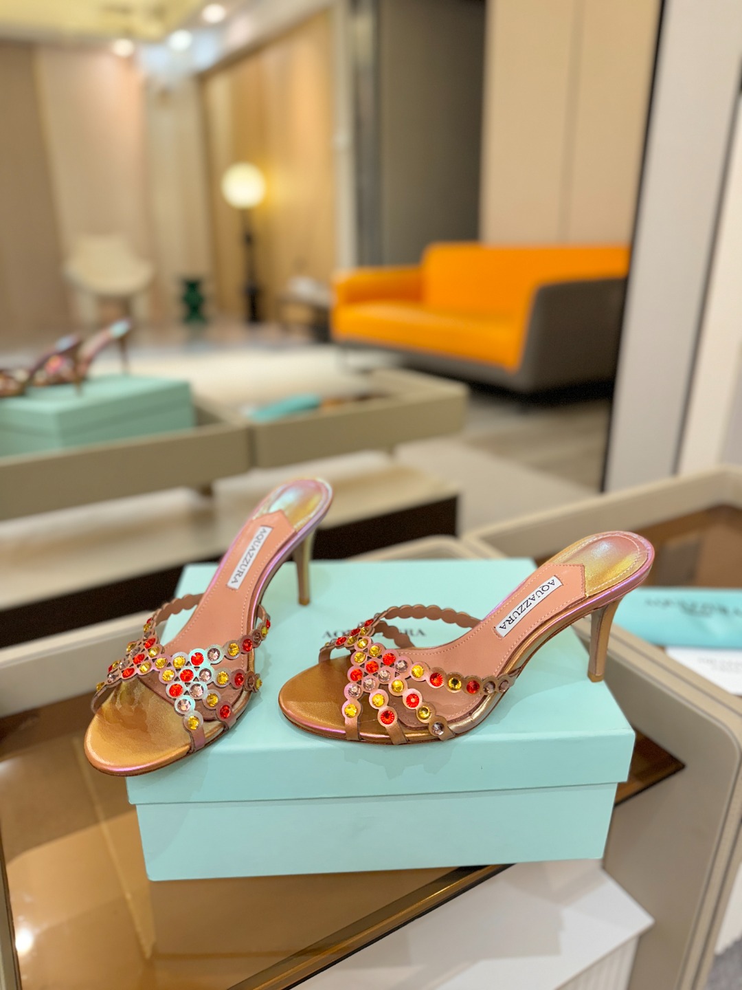 Aquazzura   菠萝   𝐒𝐒  𝐧𝐞𝐰春夏新品高跟半拖。满满的钻，超闪 🌸((☀️⥎☀️))🌸