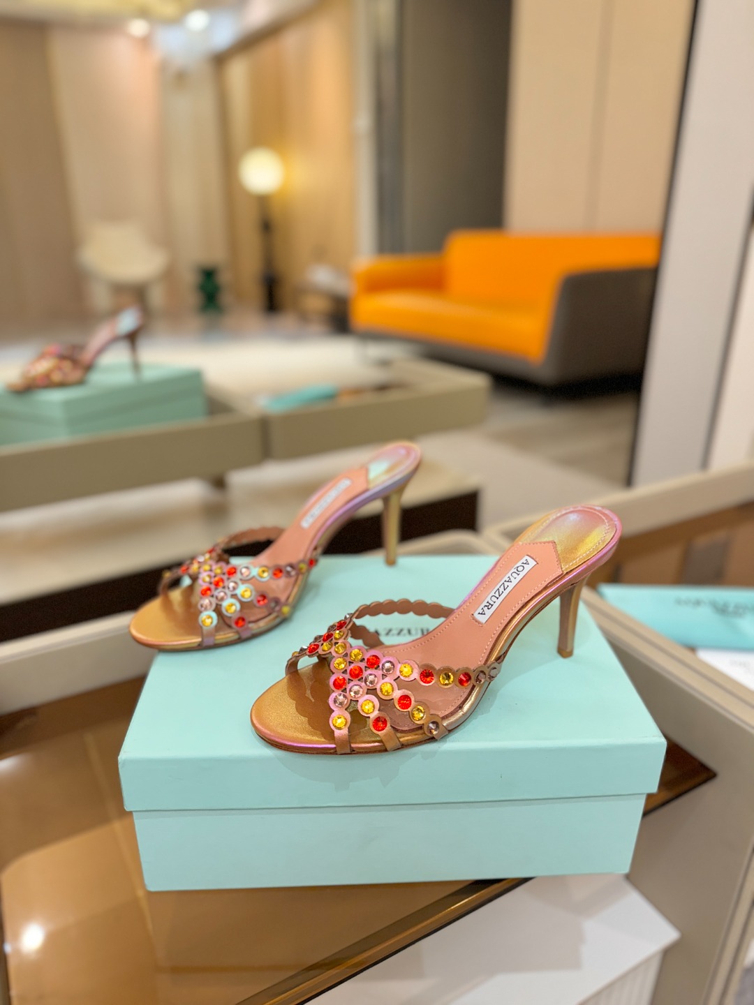 Aquazzura   菠萝   𝐒𝐒  𝐧𝐞𝐰春夏新品高跟半拖。满满的钻，超闪 🌸((☀️⥎☀️))🌸