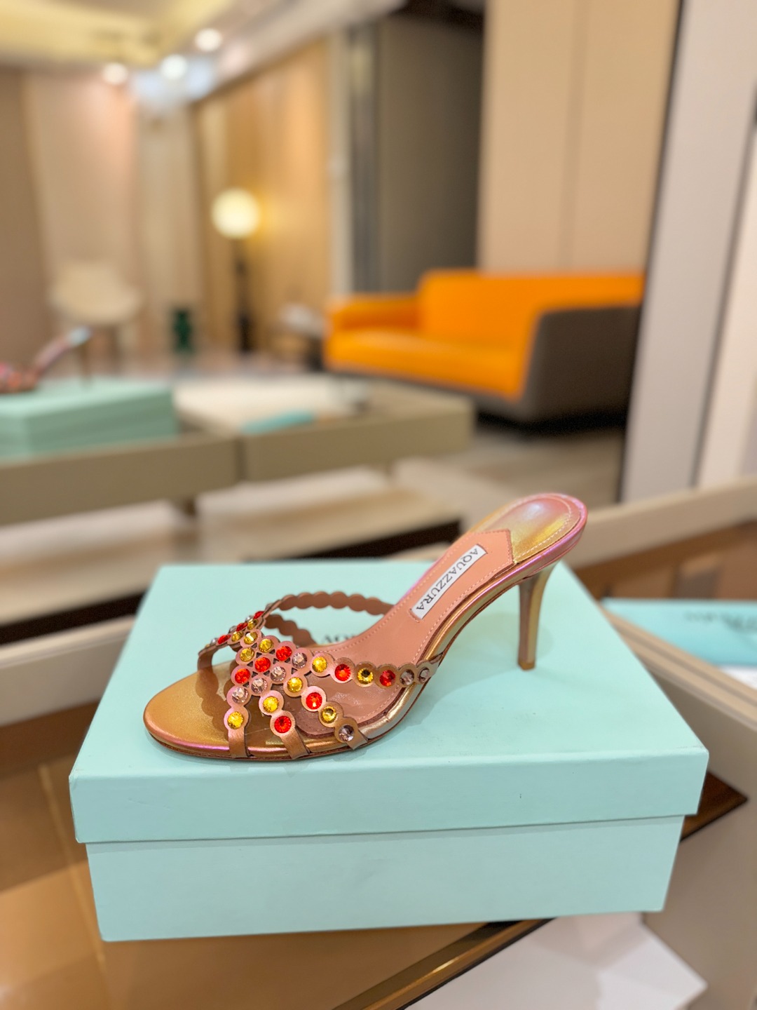 Aquazzura   菠萝   𝐒𝐒  𝐧𝐞𝐰春夏新品高跟半拖。满满的钻，超闪 🌸((☀️⥎☀️))🌸