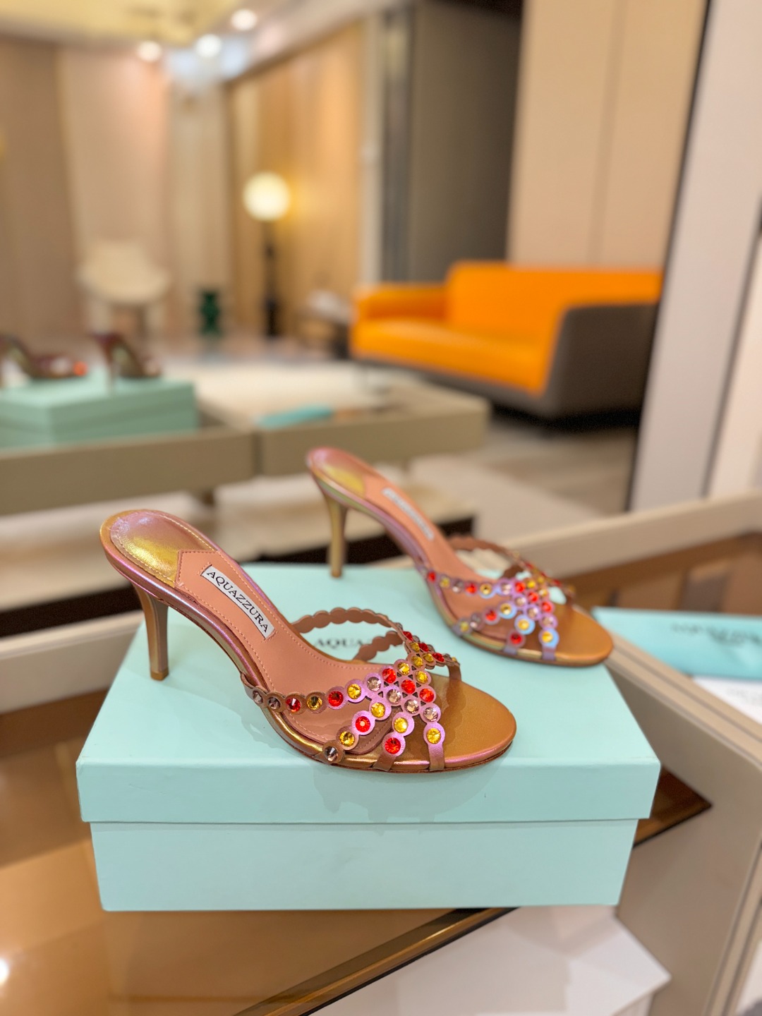 Aquazzura   菠萝   𝐒𝐒  𝐧𝐞𝐰春夏新品高跟半拖。满满的钻，超闪 🌸((☀️⥎☀️))🌸
