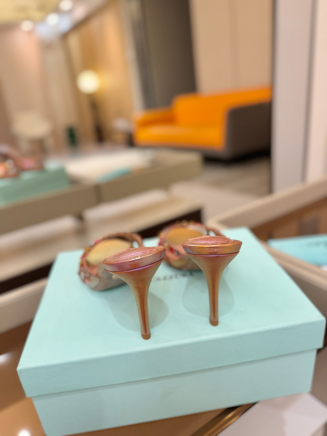 Aquazzura   菠萝   𝐒𝐒  𝐧𝐞𝐰春夏新品高跟半拖。满满的钻，超闪 🌸((☀️⥎☀️))🌸