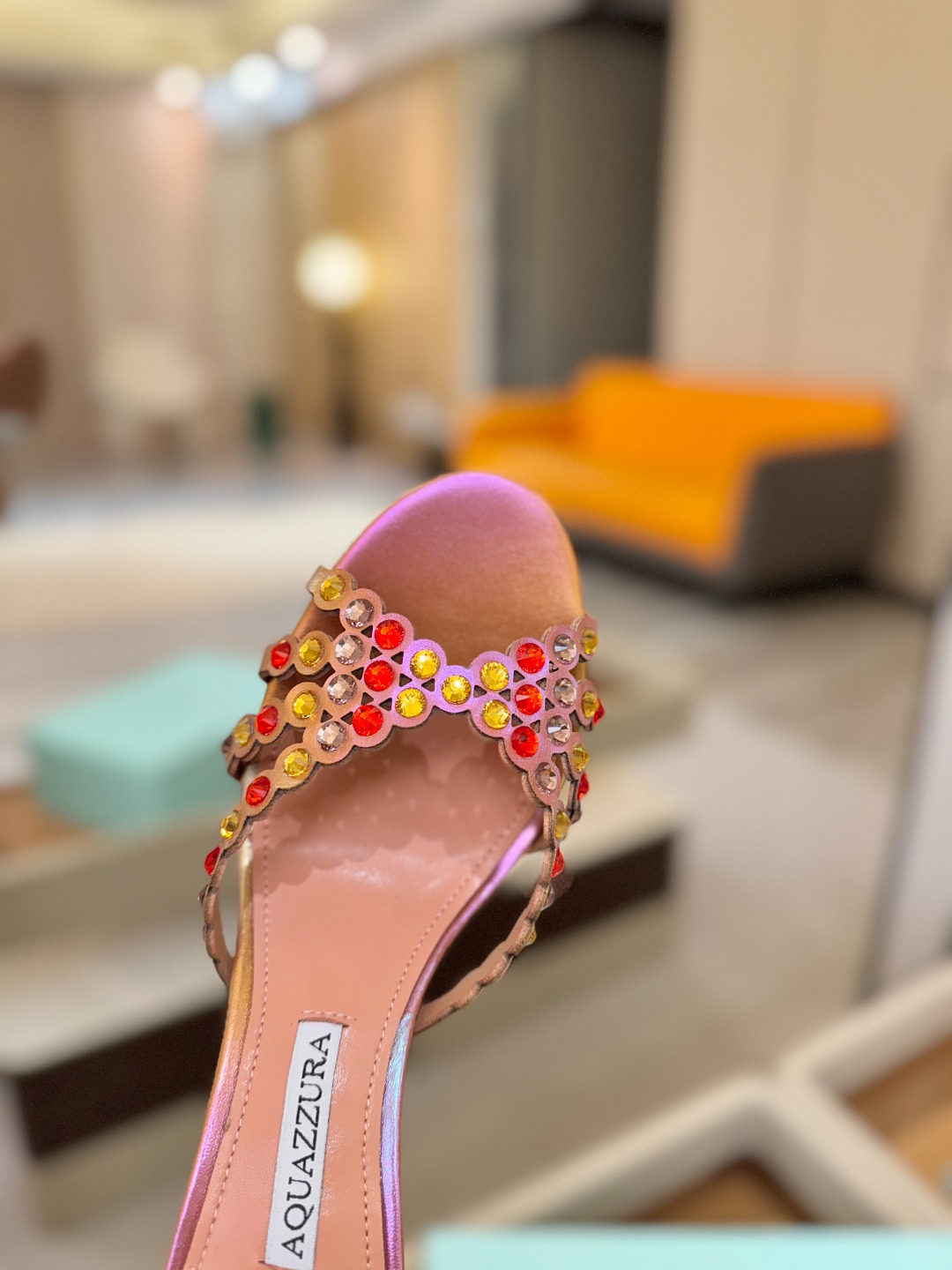 Aquazzura   菠萝   𝐒𝐒  𝐧𝐞𝐰春夏新品高跟半拖。满满的钻，超闪 🌸((☀️⥎☀️))🌸