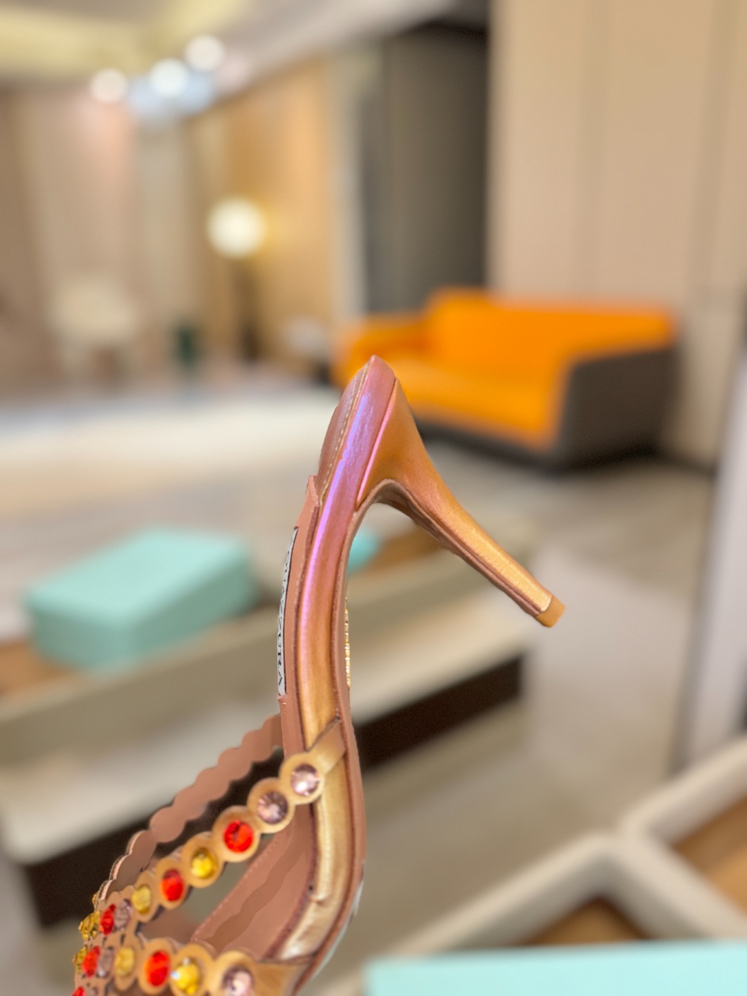 Aquazzura   菠萝   𝐒𝐒  𝐧𝐞𝐰春夏新品高跟半拖。满满的钻，超闪 🌸((☀️⥎☀️))🌸