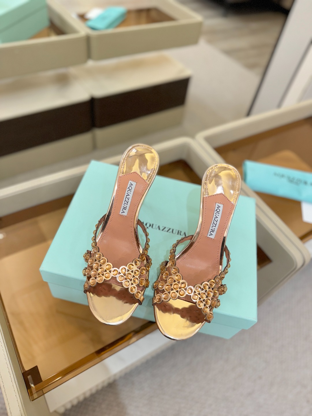 Aquazzura   菠萝   𝐒𝐒  𝐧𝐞𝐰春夏新品高跟半拖。满满的钻，超闪 🌸((☀️⥎☀️))🌸