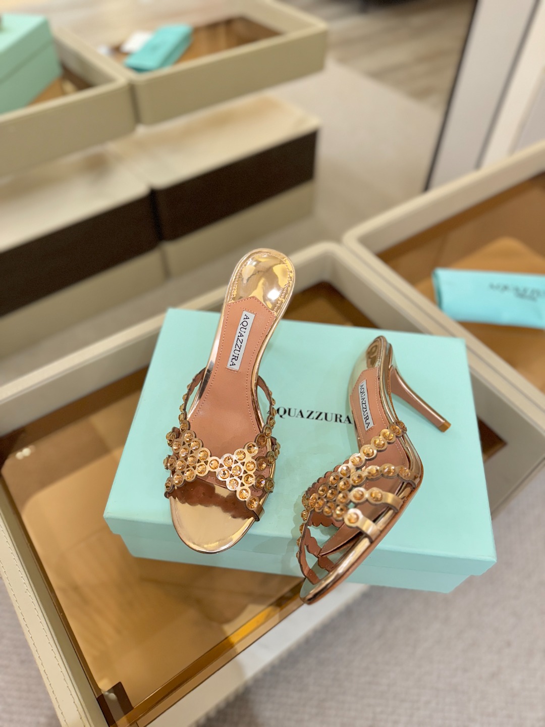 Aquazzura   菠萝   𝐒𝐒  𝐧𝐞𝐰春夏新品高跟半拖。满满的钻，超闪 🌸((☀️⥎☀️))🌸