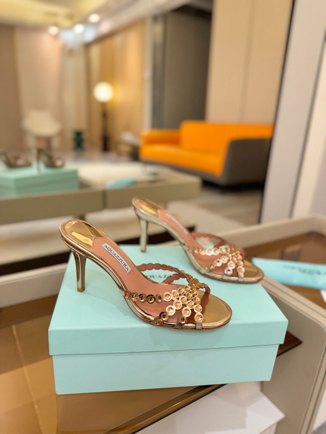 Aquazzura   菠萝   𝐒𝐒  𝐧𝐞𝐰春夏新品高跟半拖。满满的钻，超闪 🌸((☀️⥎☀️))🌸