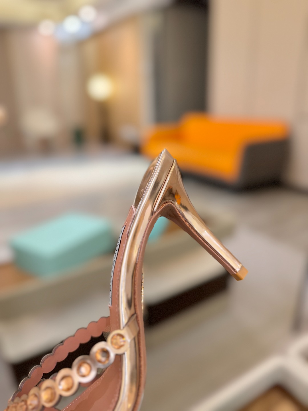 Aquazzura   菠萝   𝐒𝐒  𝐧𝐞𝐰春夏新品高跟半拖。满满的钻，超闪 🌸((☀️⥎☀️))🌸
