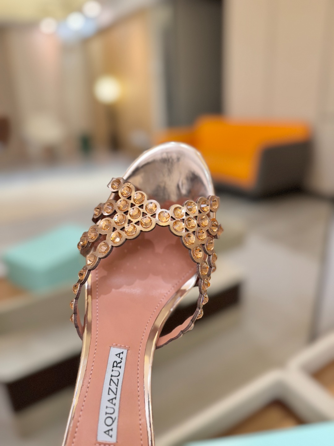 Aquazzura   菠萝   𝐒𝐒  𝐧𝐞𝐰春夏新品高跟半拖。满满的钻，超闪 🌸((☀️⥎☀️))🌸