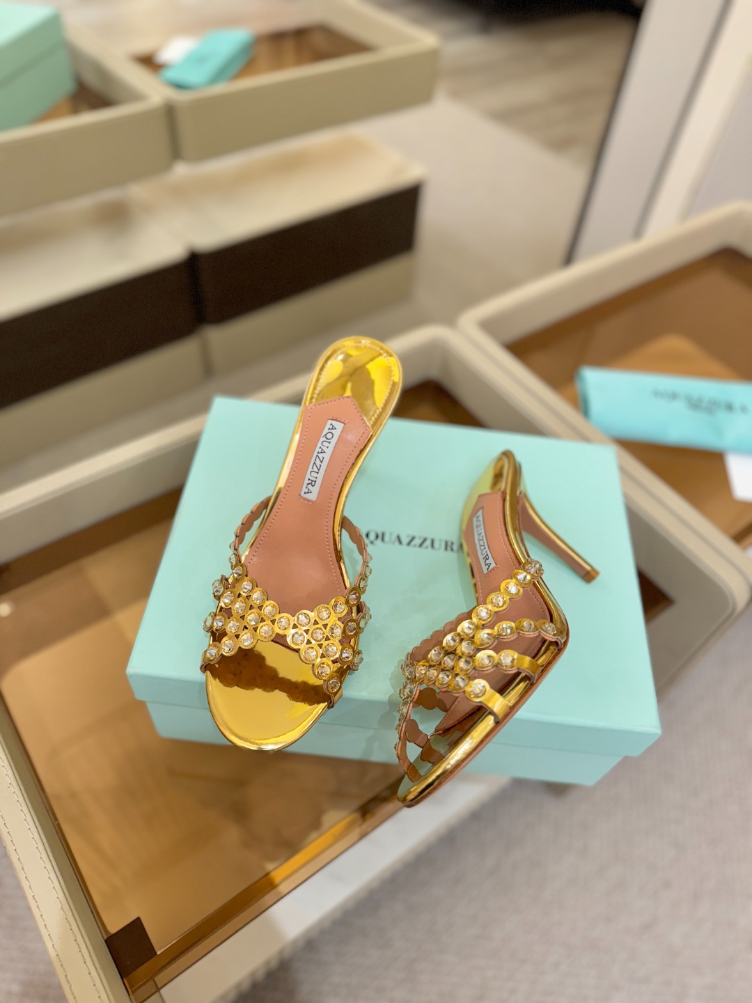 Aquazzura   菠萝   𝐒𝐒  𝐧𝐞𝐰春夏新品高跟半拖。满满的钻，超闪 🌸((☀️⥎☀️))🌸