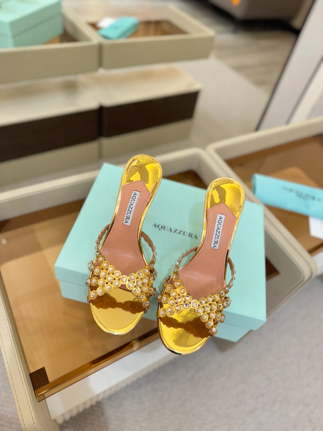 Aquazzura   菠萝   𝐒𝐒  𝐧𝐞𝐰春夏新品高跟半拖。满满的钻，超闪 🌸((☀️⥎☀️))🌸