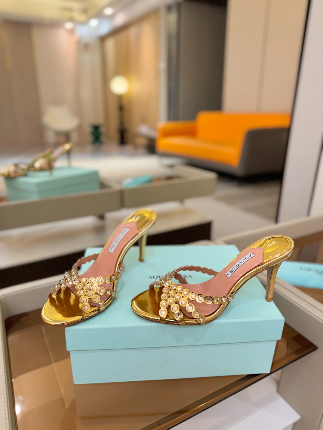 Aquazzura   菠萝   𝐒𝐒  𝐧𝐞𝐰春夏新品高跟半拖。满满的钻，超闪 🌸((☀️⥎☀️))🌸