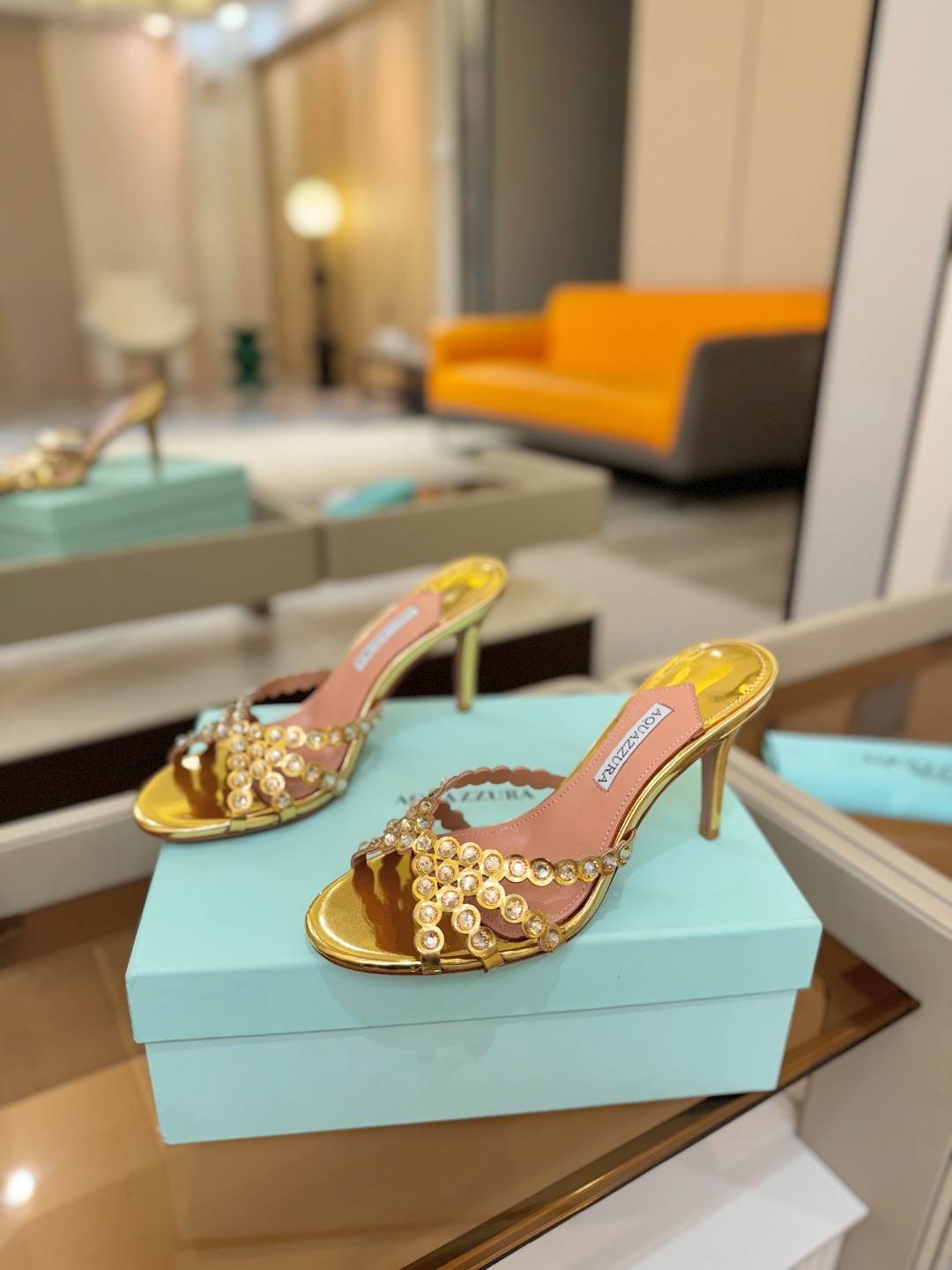 Aquazzura   菠萝   𝐒𝐒  𝐧𝐞𝐰春夏新品高跟半拖。满满的钻，超闪 🌸((☀️⥎☀️))🌸