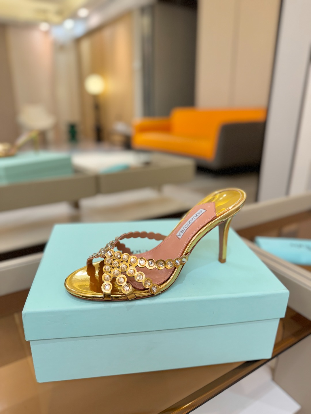 Aquazzura   菠萝   𝐒𝐒  𝐧𝐞𝐰春夏新品高跟半拖。满满的钻，超闪 🌸((☀️⥎☀️))🌸