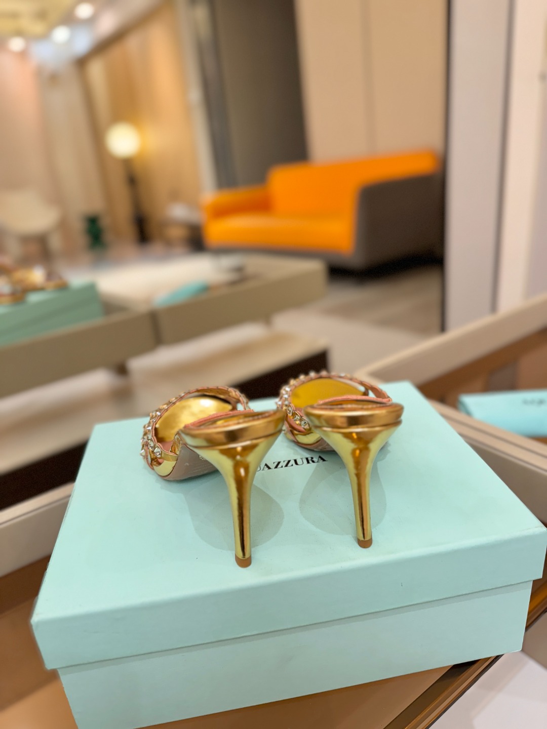 Aquazzura   菠萝   𝐒𝐒  𝐧𝐞𝐰春夏新品高跟半拖。满满的钻，超闪 🌸((☀️⥎☀️))🌸