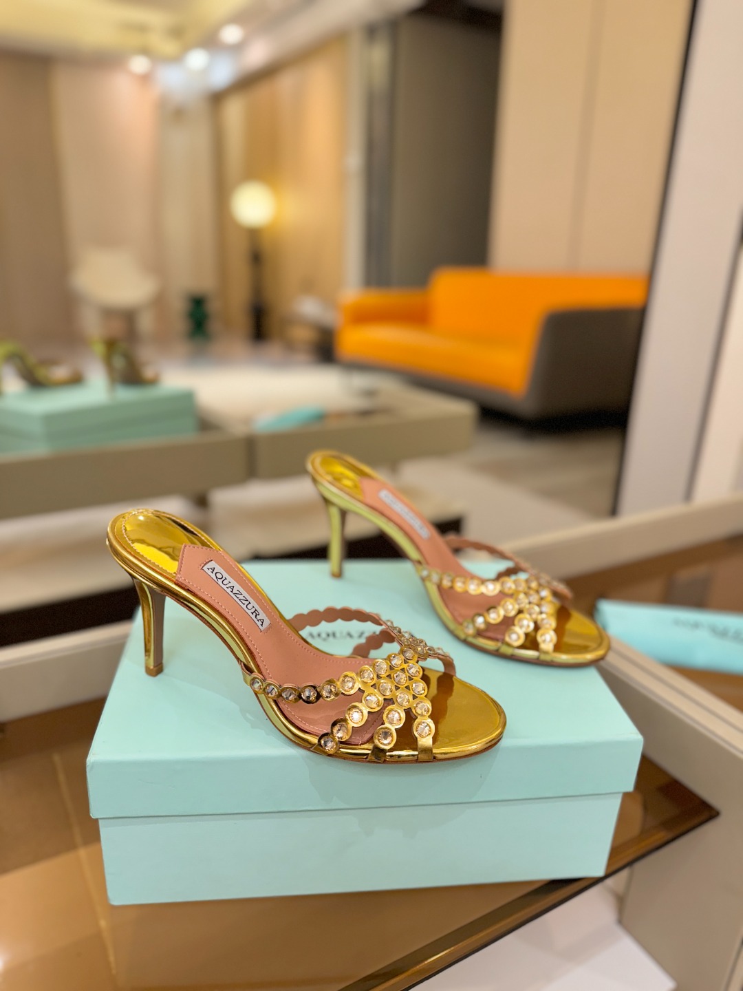 Aquazzura   菠萝   𝐒𝐒  𝐧𝐞𝐰春夏新品高跟半拖。满满的钻，超闪 🌸((☀️⥎☀️))🌸