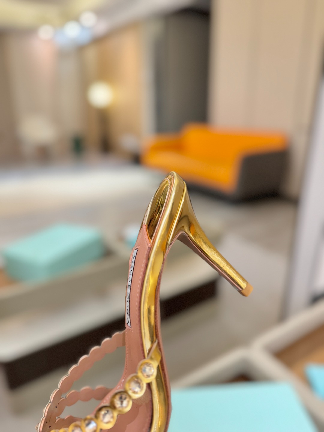 Aquazzura   菠萝   𝐒𝐒  𝐧𝐞𝐰春夏新品高跟半拖。满满的钻，超闪 🌸((☀️⥎☀️))🌸