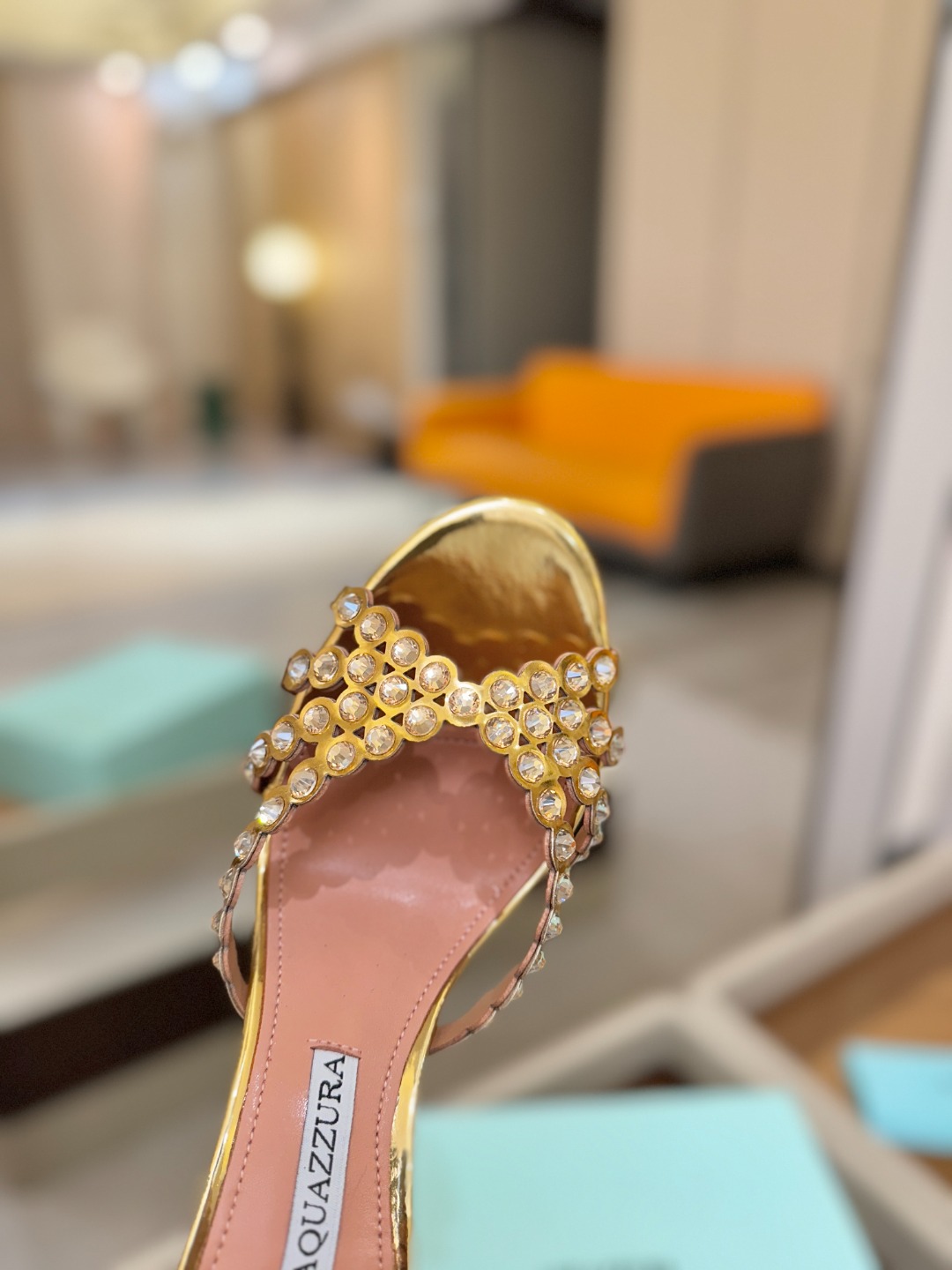 Aquazzura   菠萝   𝐒𝐒  𝐧𝐞𝐰春夏新品高跟半拖。满满的钻，超闪 🌸((☀️⥎☀️))🌸