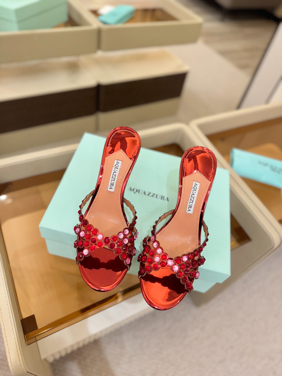 Aquazzura   菠萝   𝐒𝐒  𝐧𝐞𝐰春夏新品高跟半拖。满满的钻，超闪 🌸((☀️⥎☀️))🌸