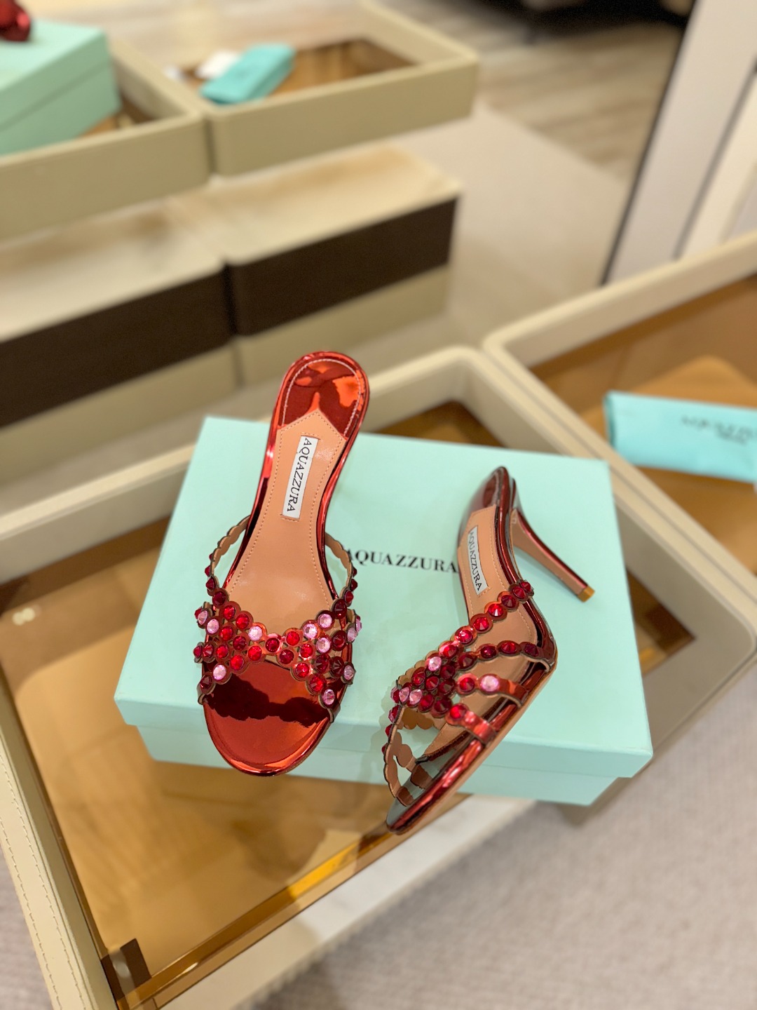 Aquazzura   菠萝   𝐒𝐒  𝐧𝐞𝐰春夏新品高跟半拖。满满的钻，超闪 🌸((☀️⥎☀️))🌸