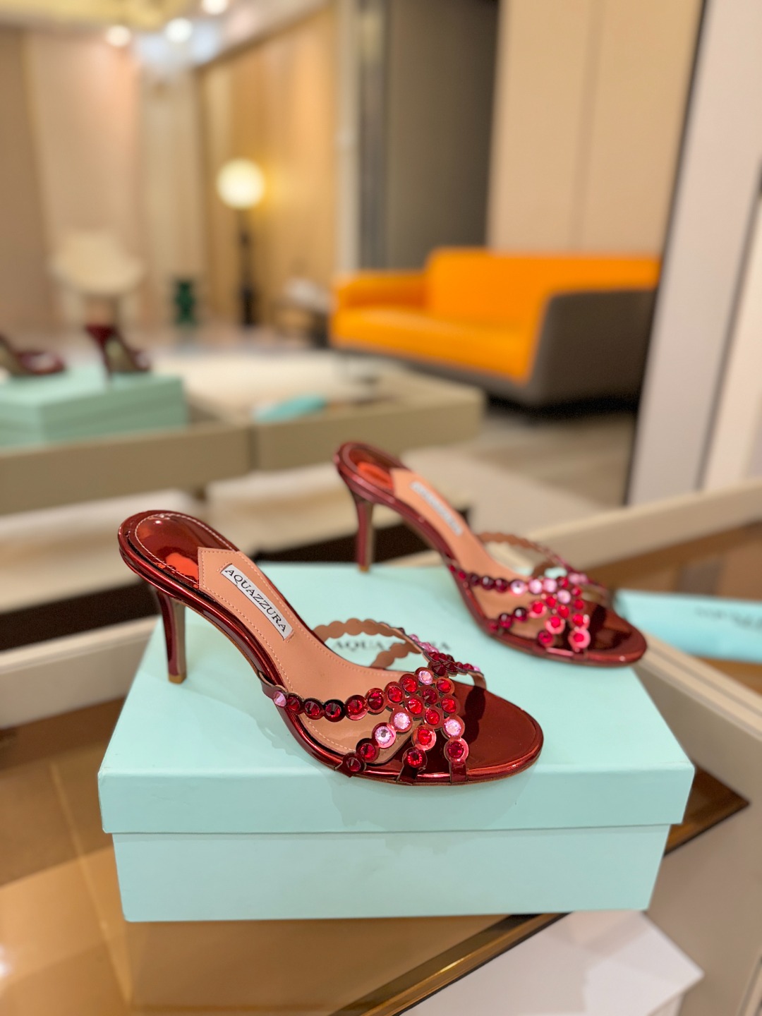 Aquazzura   菠萝   𝐒𝐒  𝐧𝐞𝐰春夏新品高跟半拖。满满的钻，超闪 🌸((☀️⥎☀️))🌸