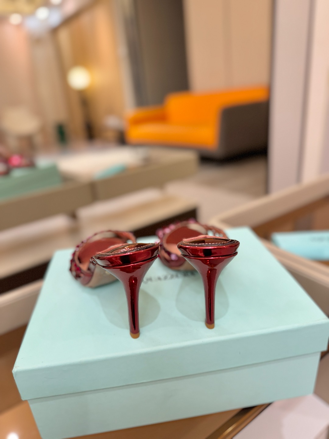Aquazzura   菠萝   𝐒𝐒  𝐧𝐞𝐰春夏新品高跟半拖。满满的钻，超闪 🌸((☀️⥎☀️))🌸