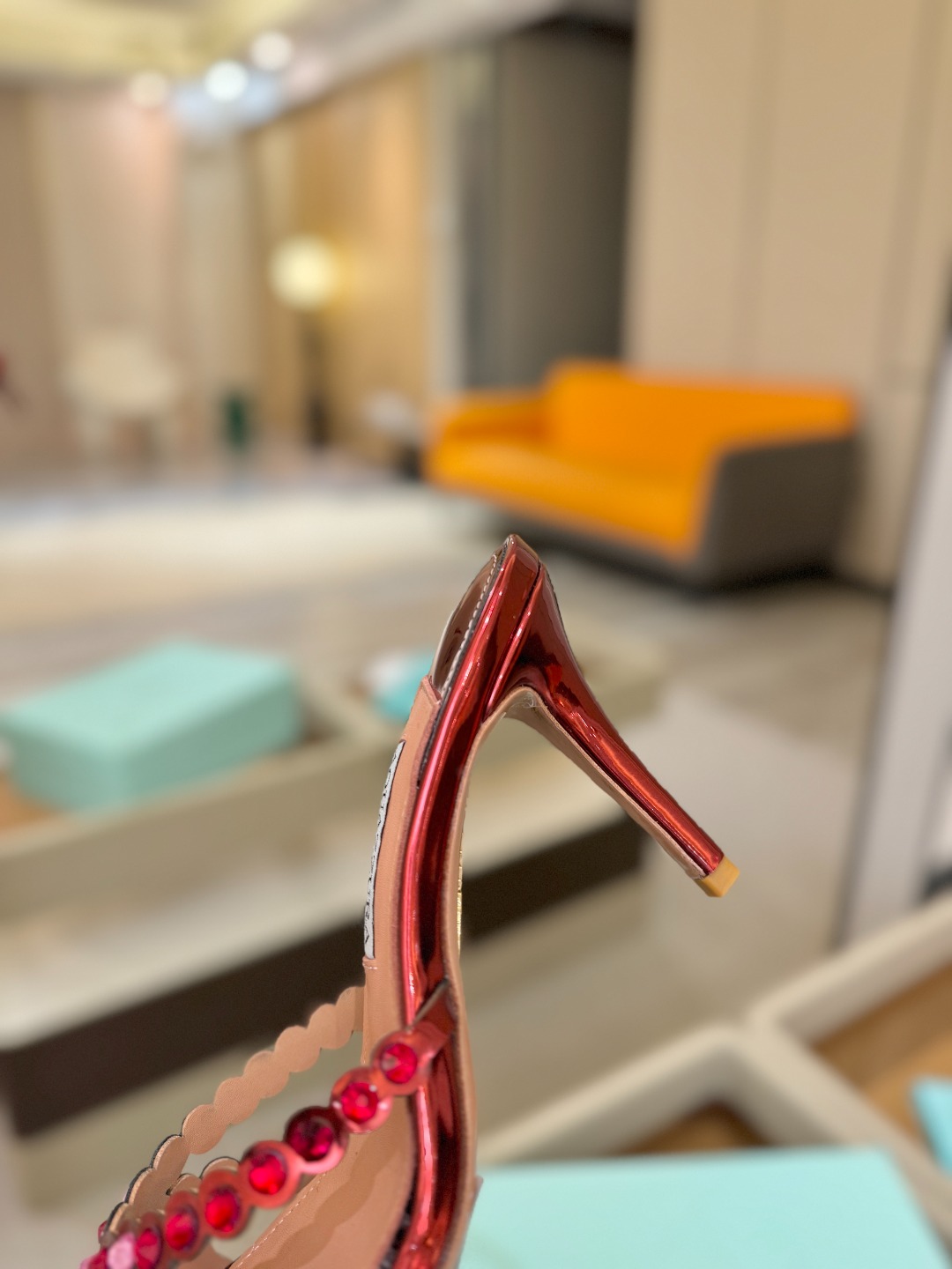 Aquazzura   菠萝   𝐒𝐒  𝐧𝐞𝐰春夏新品高跟半拖。满满的钻，超闪 🌸((☀️⥎☀️))🌸