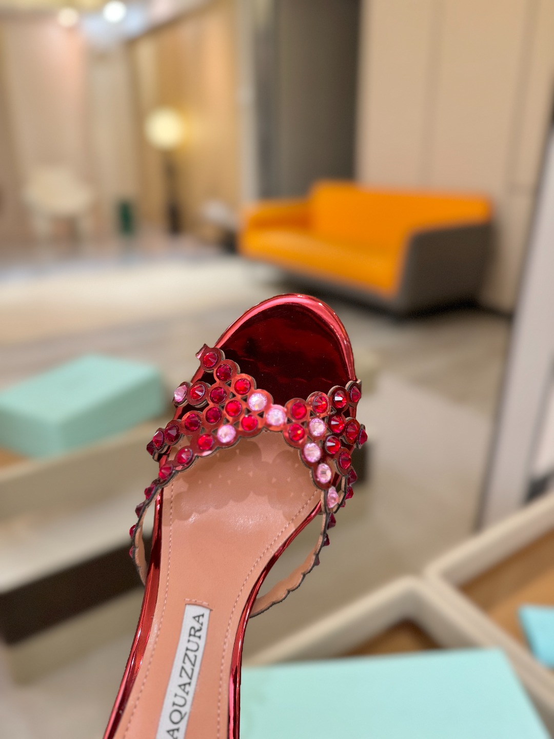 Aquazzura   菠萝   𝐒𝐒  𝐧𝐞𝐰春夏新品高跟半拖。满满的钻，超闪 🌸((☀️⥎☀️))🌸