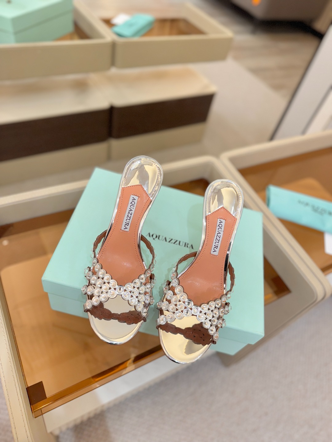 Aquazzura   菠萝   𝐒𝐒  𝐧𝐞𝐰春夏新品高跟半拖。满满的钻，超闪 🌸((☀️⥎☀️))🌸
