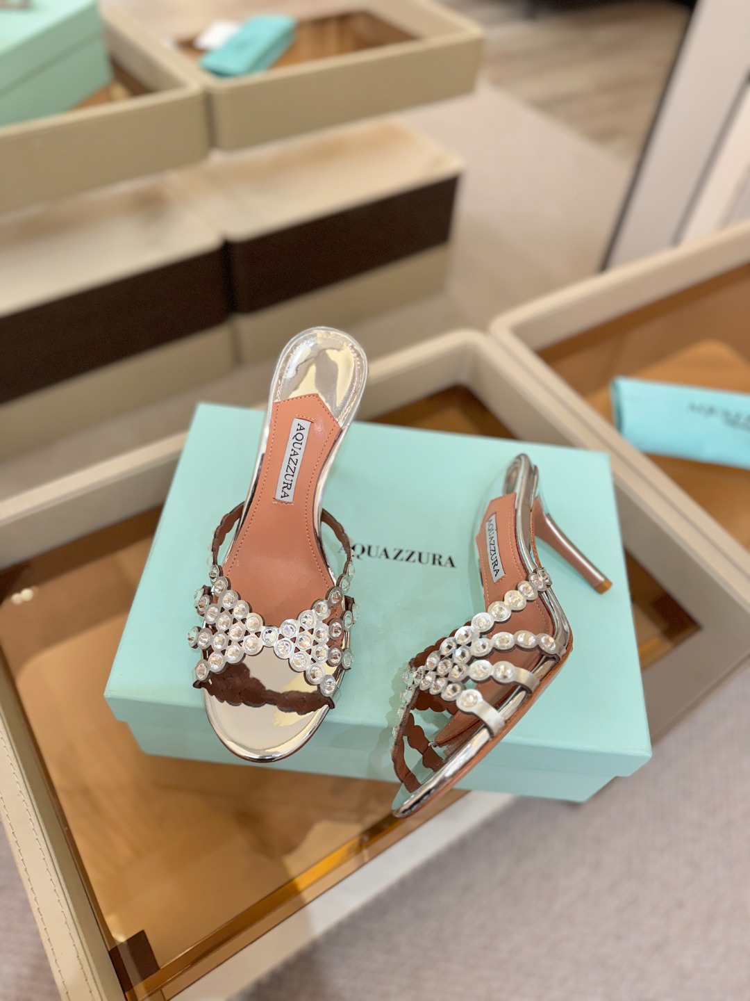 Aquazzura   菠萝   𝐒𝐒  𝐧𝐞𝐰春夏新品高跟半拖。满满的钻，超闪 🌸((☀️⥎☀️))🌸