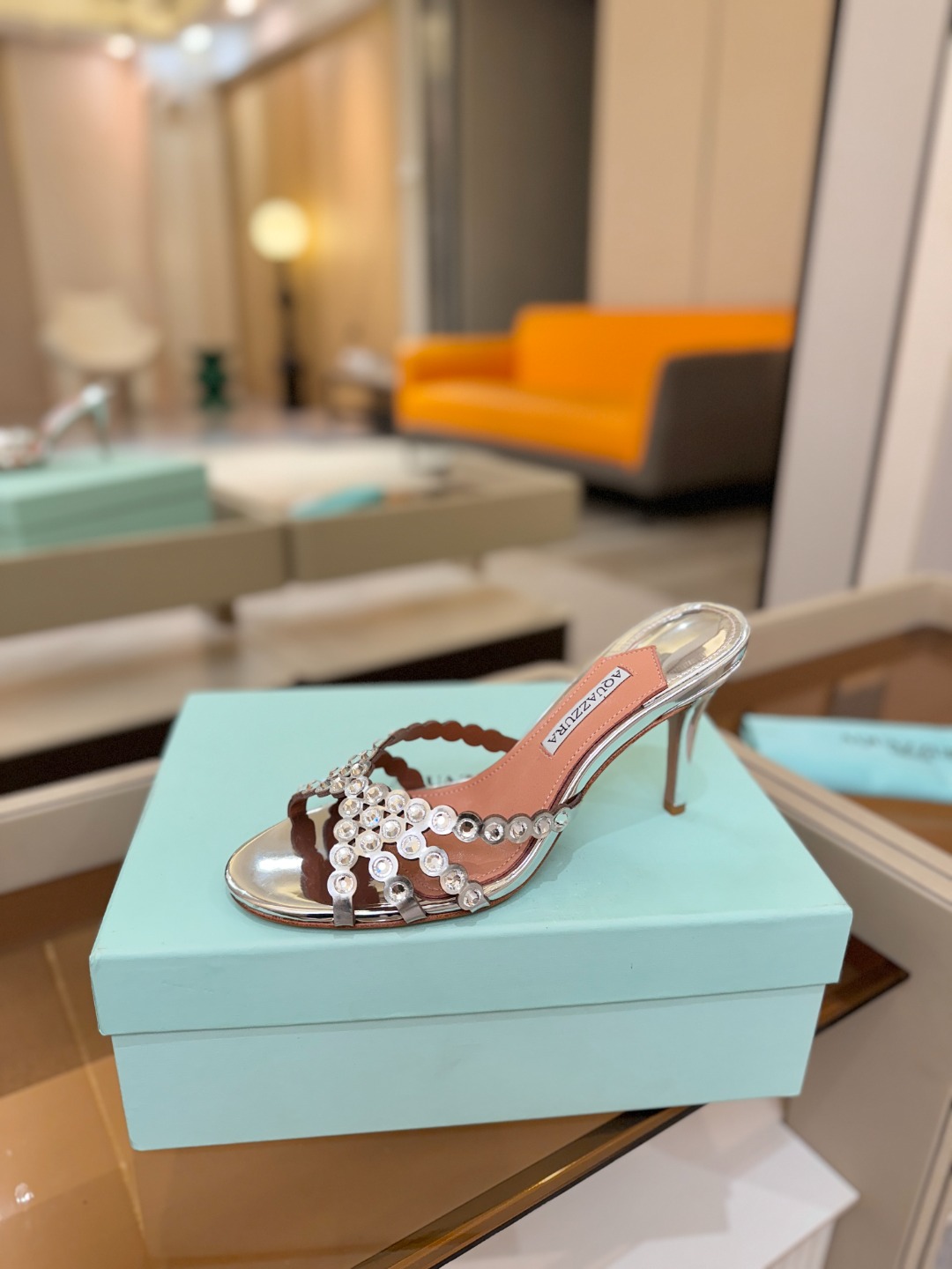 Aquazzura   菠萝   𝐒𝐒  𝐧𝐞𝐰春夏新品高跟半拖。满满的钻，超闪 🌸((☀️⥎☀️))🌸